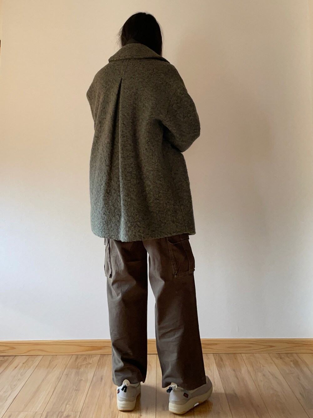 グリーン系のジャケット/アウター、グリーン系のカーゴパンツ、ベージュ系のスリッポンを着用したレディースの秋コーディネートの2枚目の写真