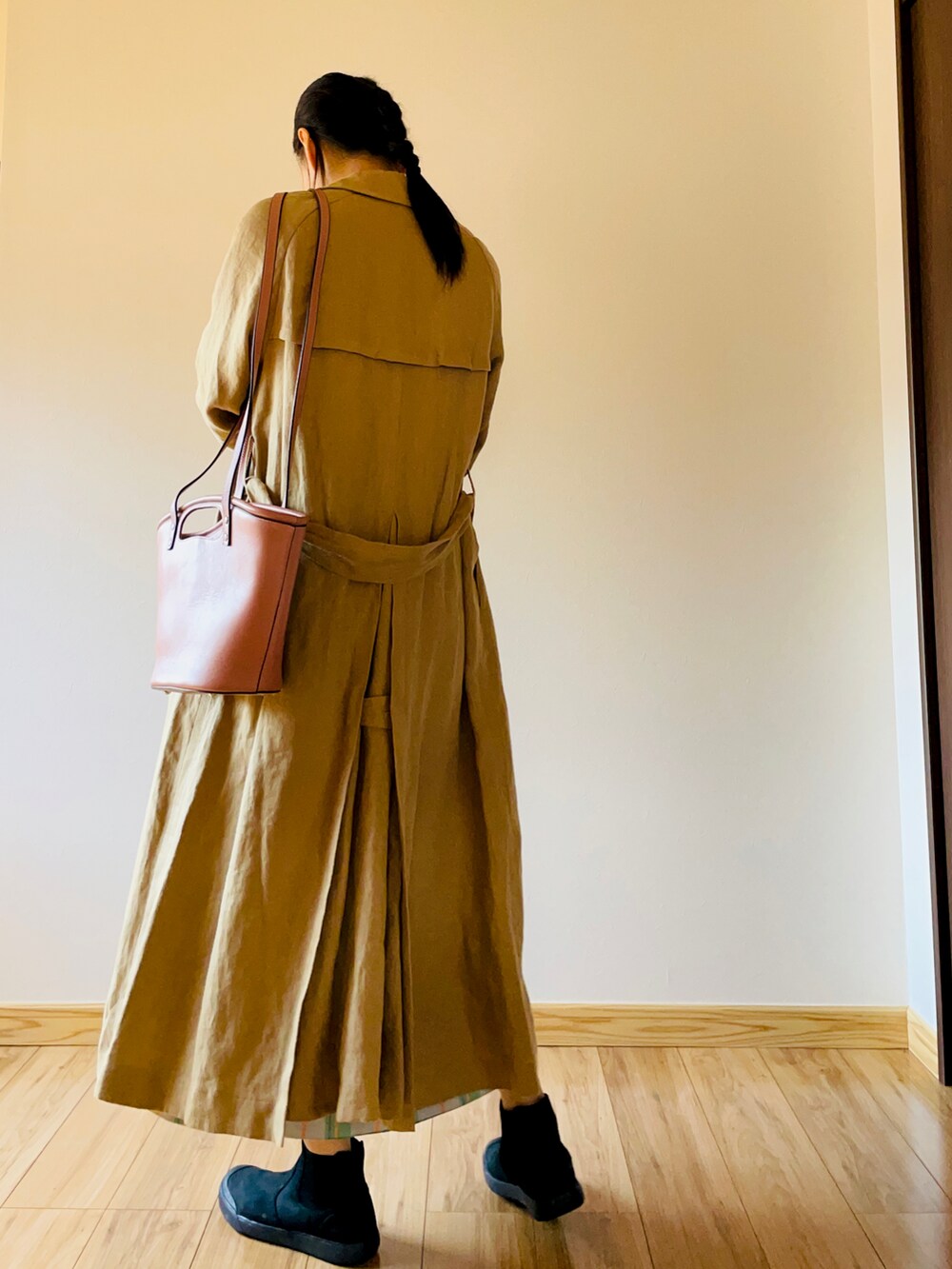 ブラック系のカーディガン/ボレロ、ベージュ系のスカート、その他のショルダーバッグを着用したレディースの春コーディネートの3枚目の写真