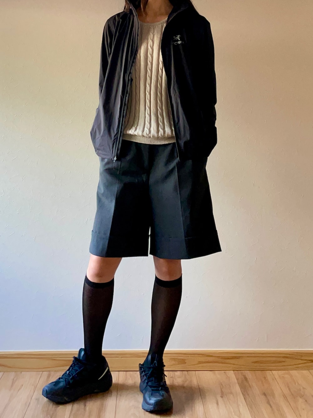 ブラック系のブルゾン、グレー系のトップス、グレー系のパンツを着用したレディースの夏コーディネートの3枚目の写真