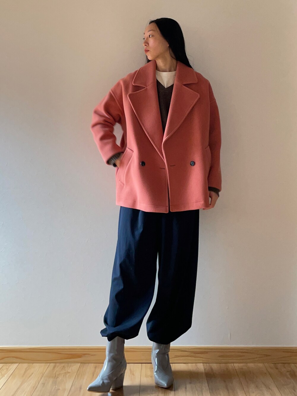 ピンク系のピーコート、ブルー系のその他パンツ、シルバー系のブーツを着用したレディースの冬コーディネートの3枚目の写真