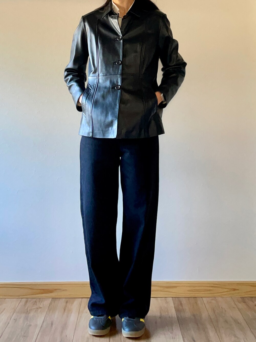 ブラック系のジャケット/アウター、ブラック系のデニムパンツ、グリーン系のスニーカーを着用したレディースの秋コーディネートの3枚目の写真