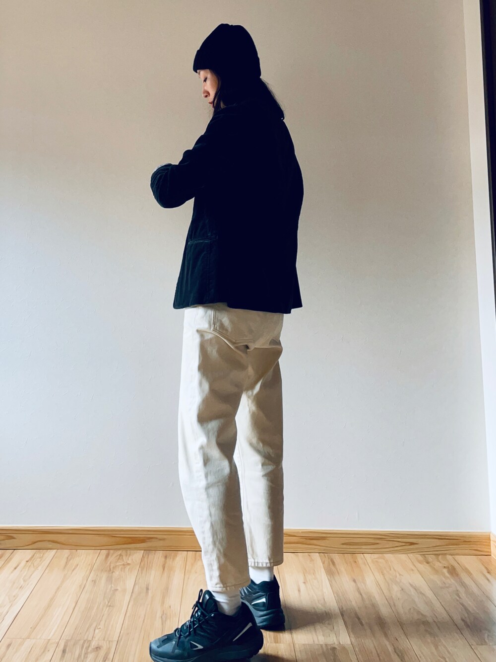 ブラック系のテーラードジャケット、ブルー系のシャツ/ブラウス、ベージュ系のデニムパンツを着用したレディースの秋コーディネートの2枚目の写真