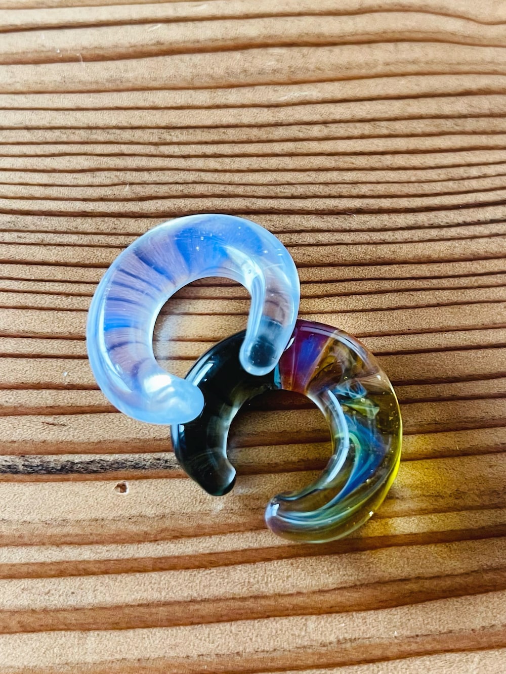 グリーン系のミリタリージャケット、ブラック系のデニムスカート、ブラック系のシューズを着用したレディースの春コーディネートの2枚目の写真