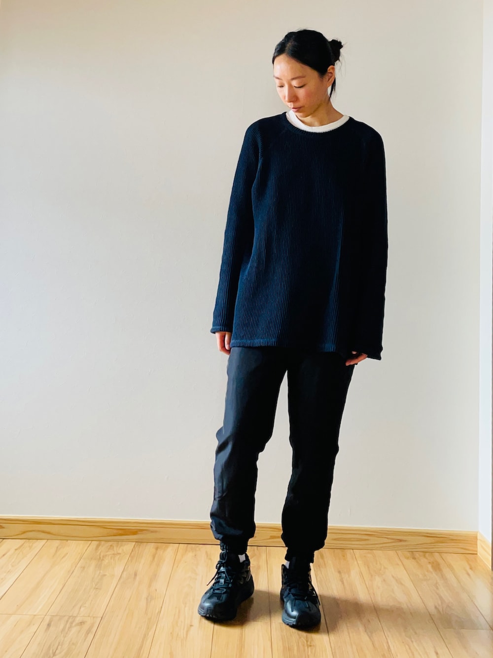 ブルー系のトップス、ブラック系のパンツ、ホワイト系のトートバッグを着用したレディースの冬コーディネートの3枚目の写真