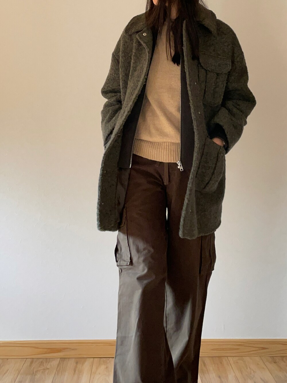 グリーン系のジャケット/アウター、グリーン系のカーゴパンツ、ベージュ系のスリッポンを着用したレディースの秋コーディネートの3枚目の写真