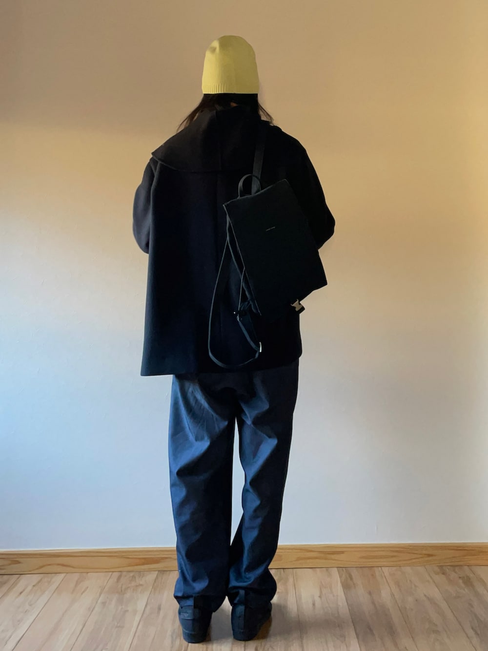 ブルー系のその他パンツ、ブラック系のスニーカー、グリーン系のニット/セーターを着用したレディースの冬コーディネートの3枚目の写真