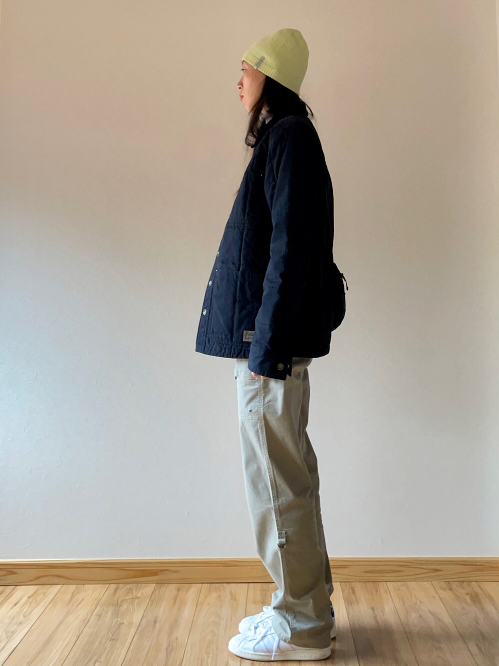 ブルー系のジャケット/アウター、ベージュ系のカーゴパンツ、ホワイト系のスニーカーを着用したレディースの秋コーディネートの2枚目の写真