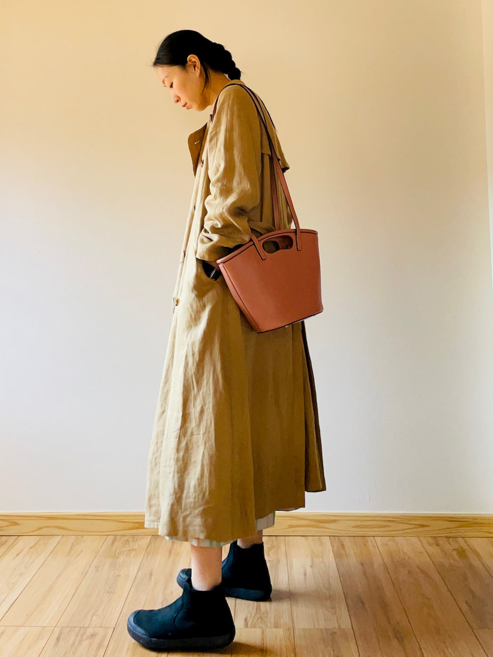 ブラック系のカーディガン/ボレロ、ベージュ系のスカート、その他のショルダーバッグを着用したレディースの春コーディネートの2枚目の写真