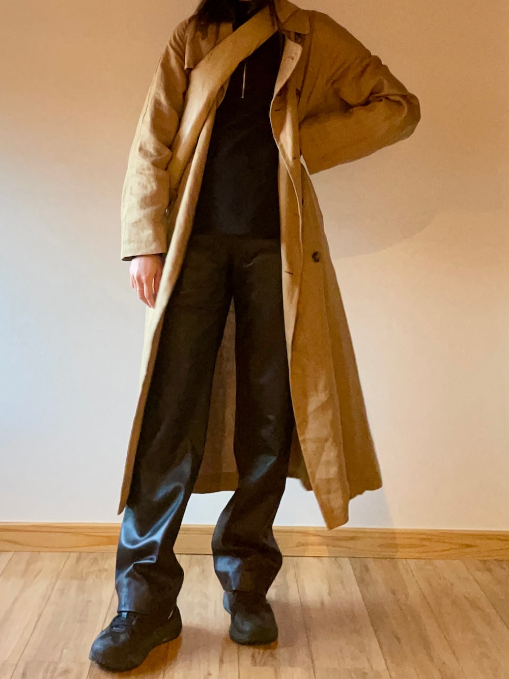 ブラック系のスニーカー、ブラック系のトップス、ベージュ系のトレンチコートを着用したレディースの秋コーディネートの5枚目の写真