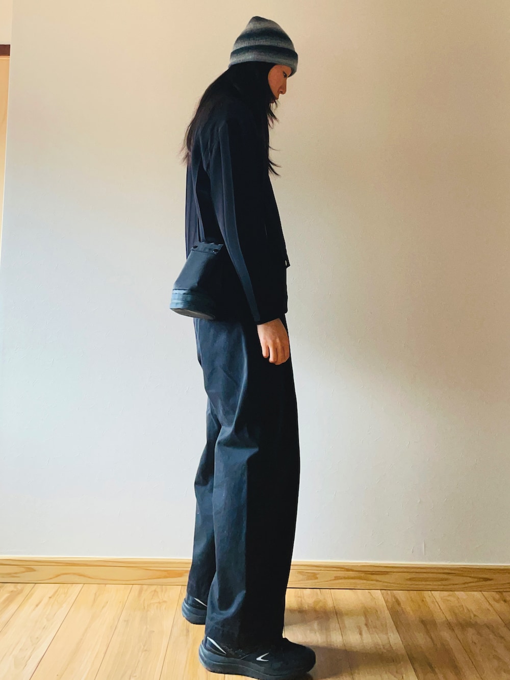 ブラック系のライダースジャケット、ブラック系のチノパンツ、ブラック系のスニーカーを着用したレディースの春コーディネートの2枚目の写真