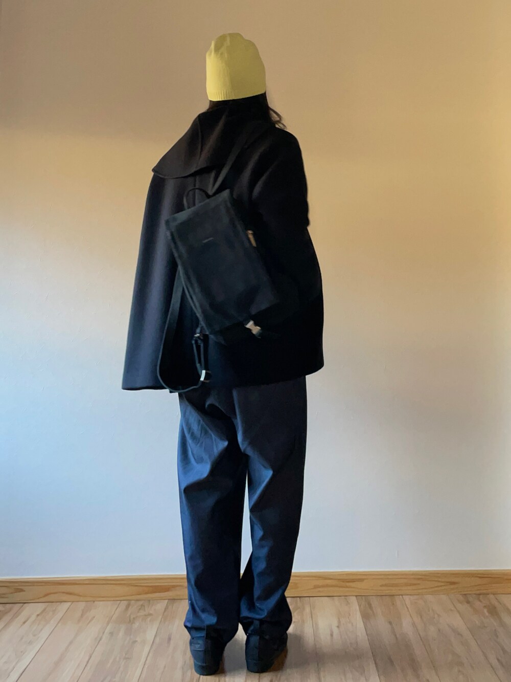 ブルー系のその他パンツ、ブラック系のスニーカー、グリーン系のニット/セーターを着用したレディースの冬コーディネートの4枚目の写真