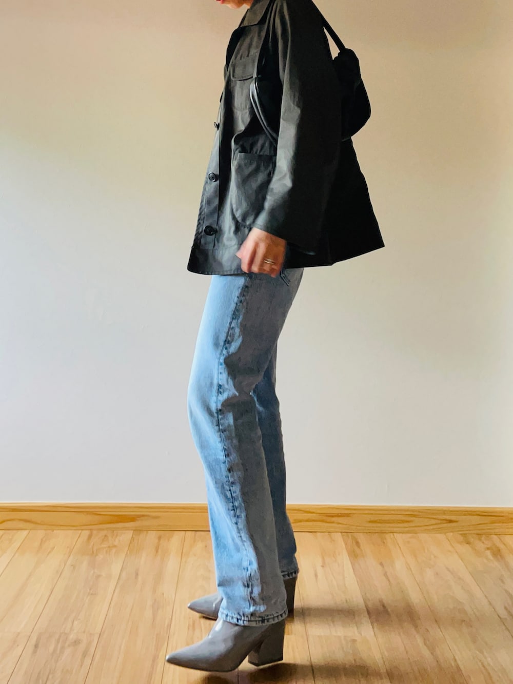 ブルー系のデニムパンツ、グリーン系のジャケット/アウター、シルバー系のブーツを着用したレディースの夏コーディネートの2枚目の写真