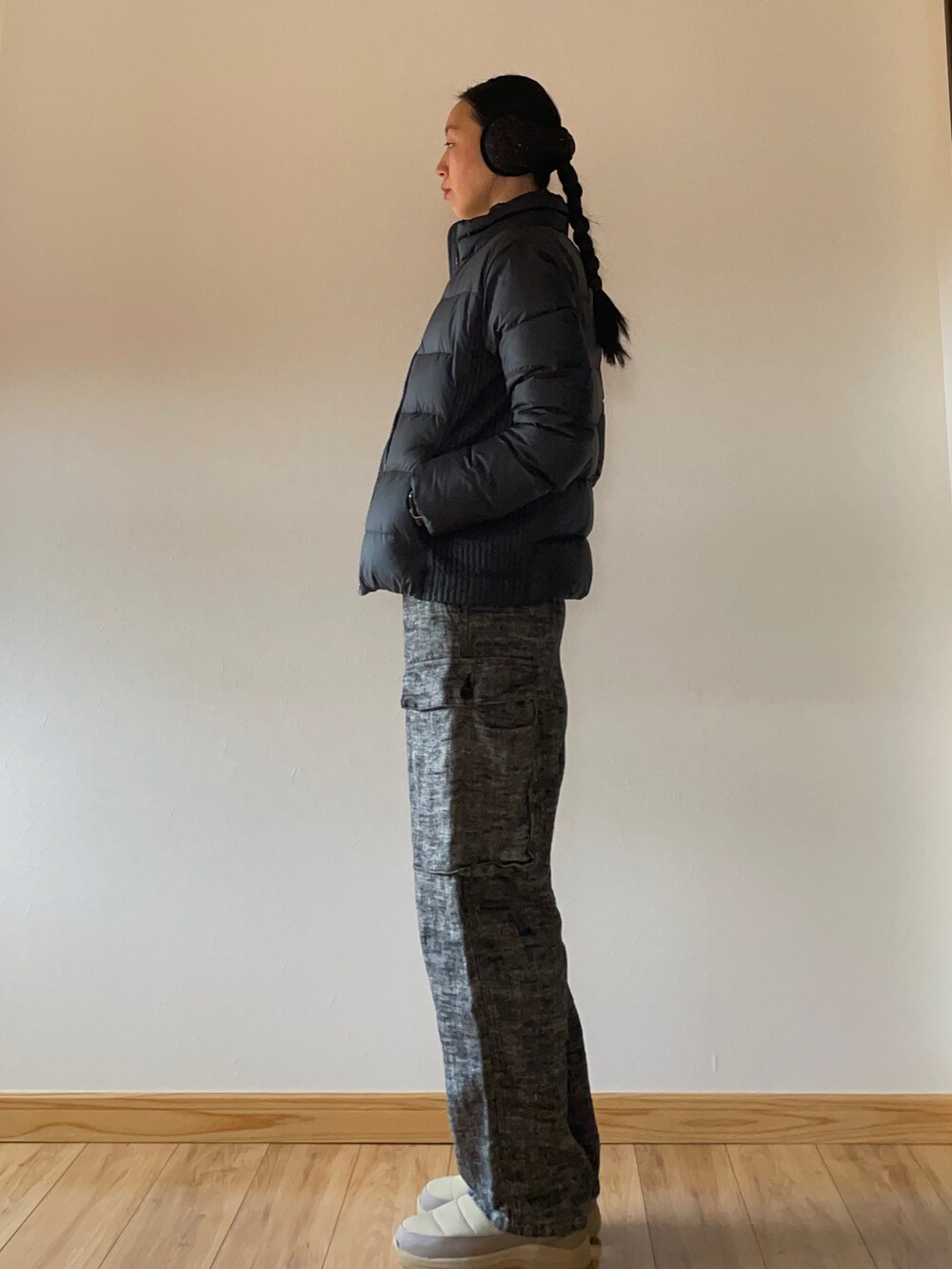 ブラック系のダウンジャケット/コート、グレー系のパンツ、ベージュ系のスリッポンを着用したレディースの冬コーディネートの2枚目の写真