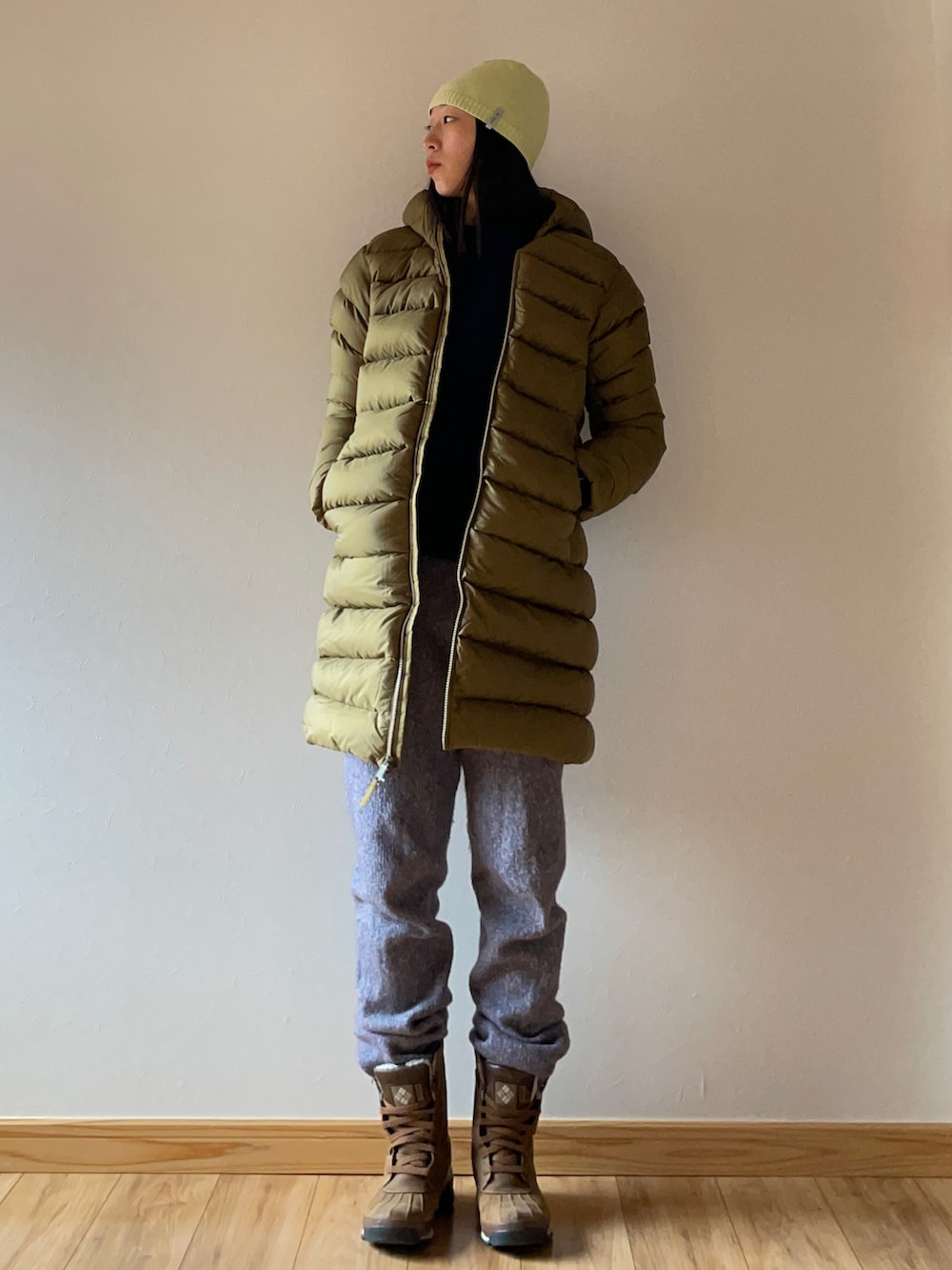 グリーン系のダウンジャケット/コート、ブルー系のニット/セーター、グレー系のその他パンツを着用したレディースの冬コーディネートの3枚目の写真