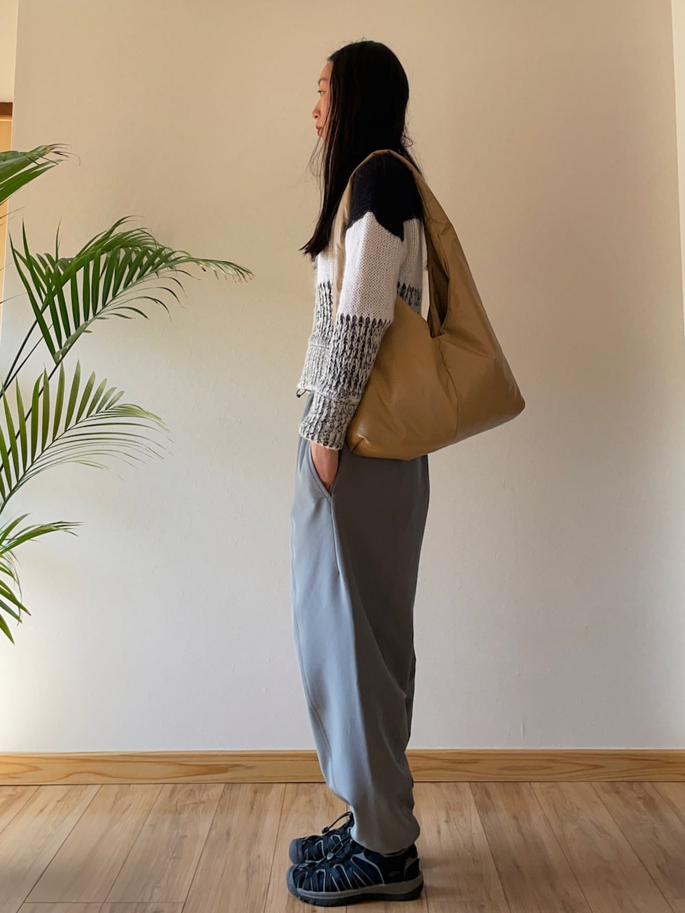 その他のニット/セーター、グリーン系のスラックス、ブラック系のサンダルを着用したレディースの春コーディネートの2枚目の写真