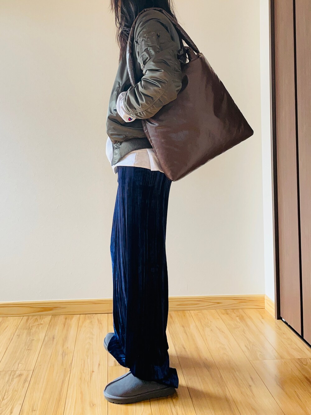 グリーン系のブルゾン、グレー系のスウェット、ブラウン系のショルダーバッグを着用したレディースの冬コーディネートの2枚目の写真