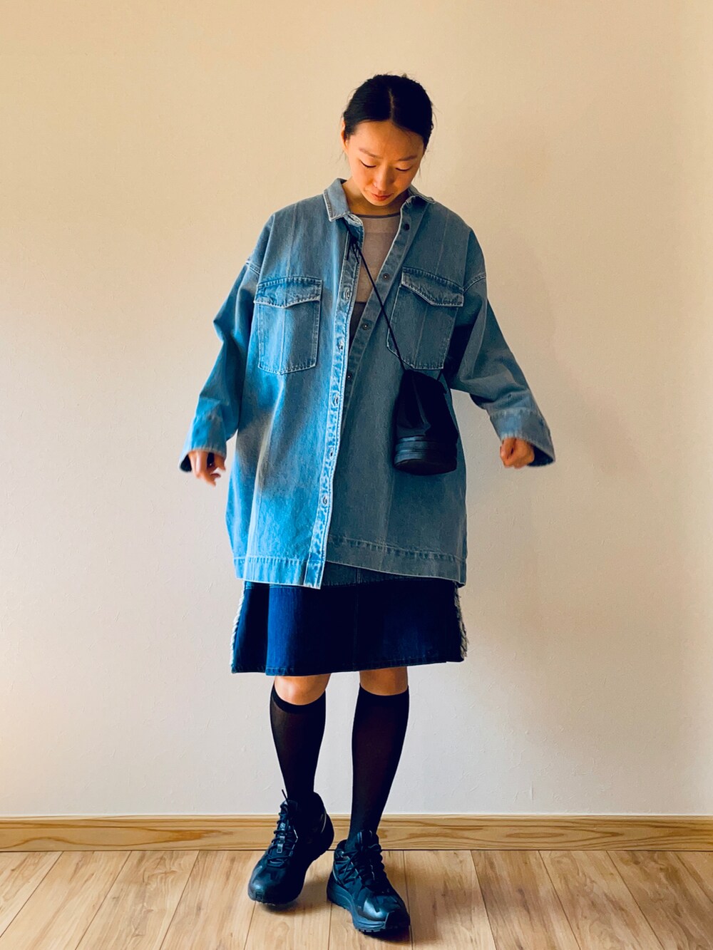 ブルー系のシャツ/ブラウス、その他のトップス、ブラック系のショルダーバッグを着用したレディースの春コーディネートの2枚目の写真