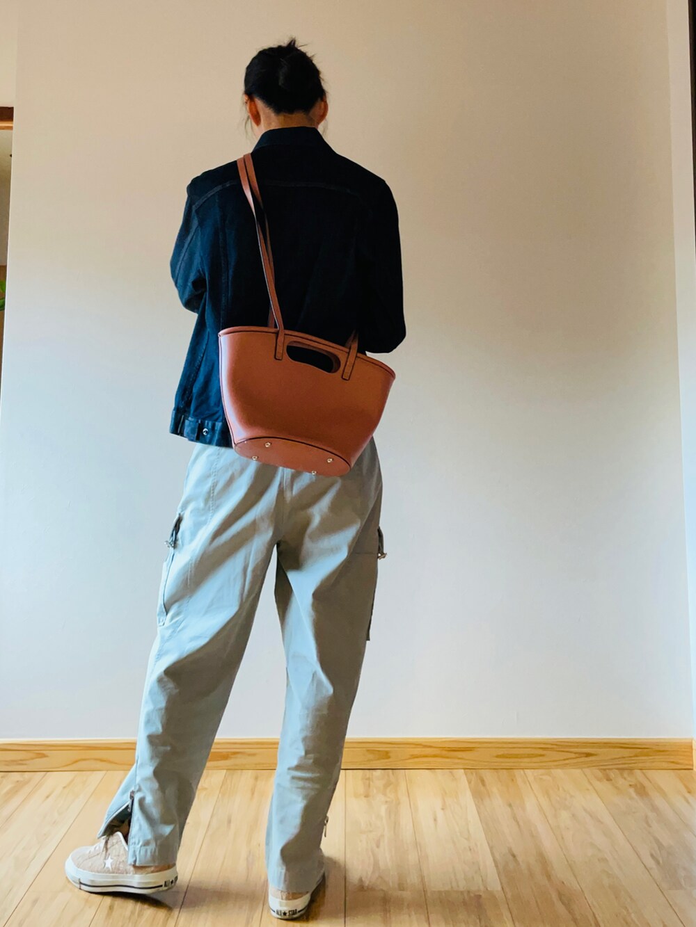 ブルー系のデニムジャケット、イエロー系のTシャツ/カットソー、その他のバッグを着用したレディースの秋コーディネートの3枚目の写真