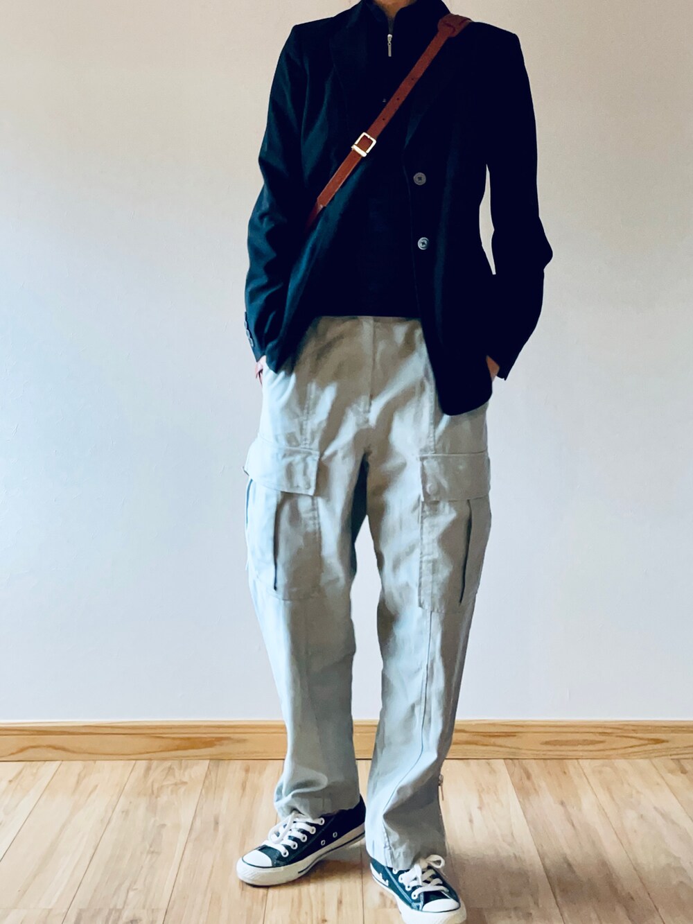 ブラック系のテーラードジャケット、ブラック系のトップス、ブラウン系のショルダーバッグを着用したレディースの秋コーディネートの3枚目の写真