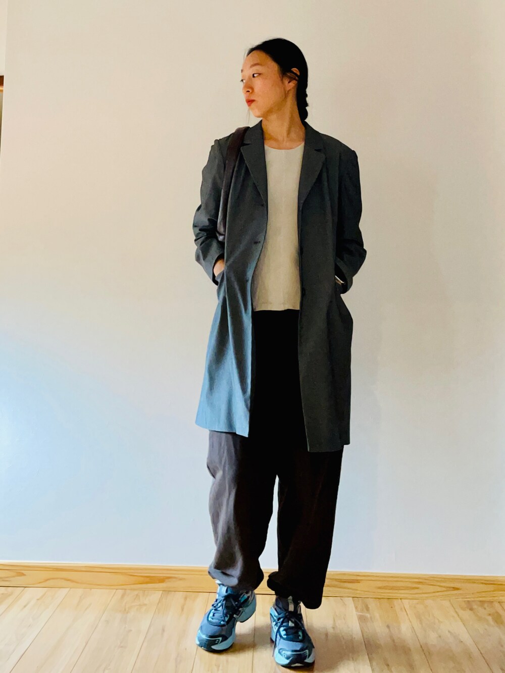 ブラウン系のショルダーバッグ、グレー系のジャケット/アウター、グレー系のスニーカーを着用したレディースの秋コーディネートの3枚目の写真