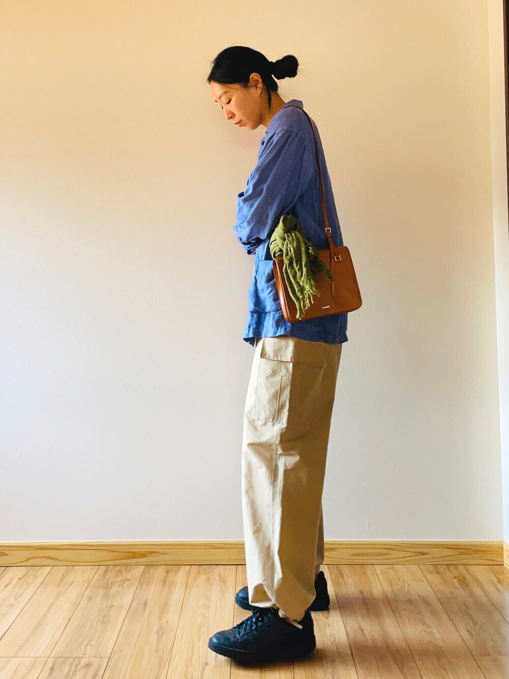 ブルー系のジャケット/アウター、ブラウン系のショルダーバッグ、ブラウン系のTシャツ/カットソーを着用したレディースの春コーディネートの2枚目の写真