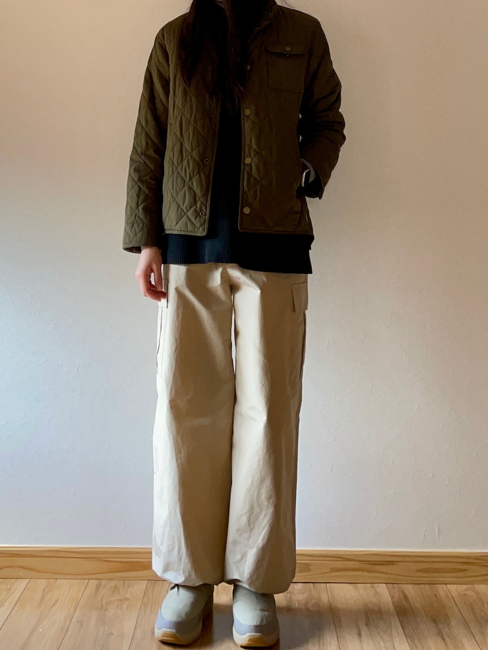 グリーン系のジャケット/アウター、ベージュ系のカーゴパンツ、ベージュ系のスリッポンを着用したレディースの秋コーディネートの2枚目の写真