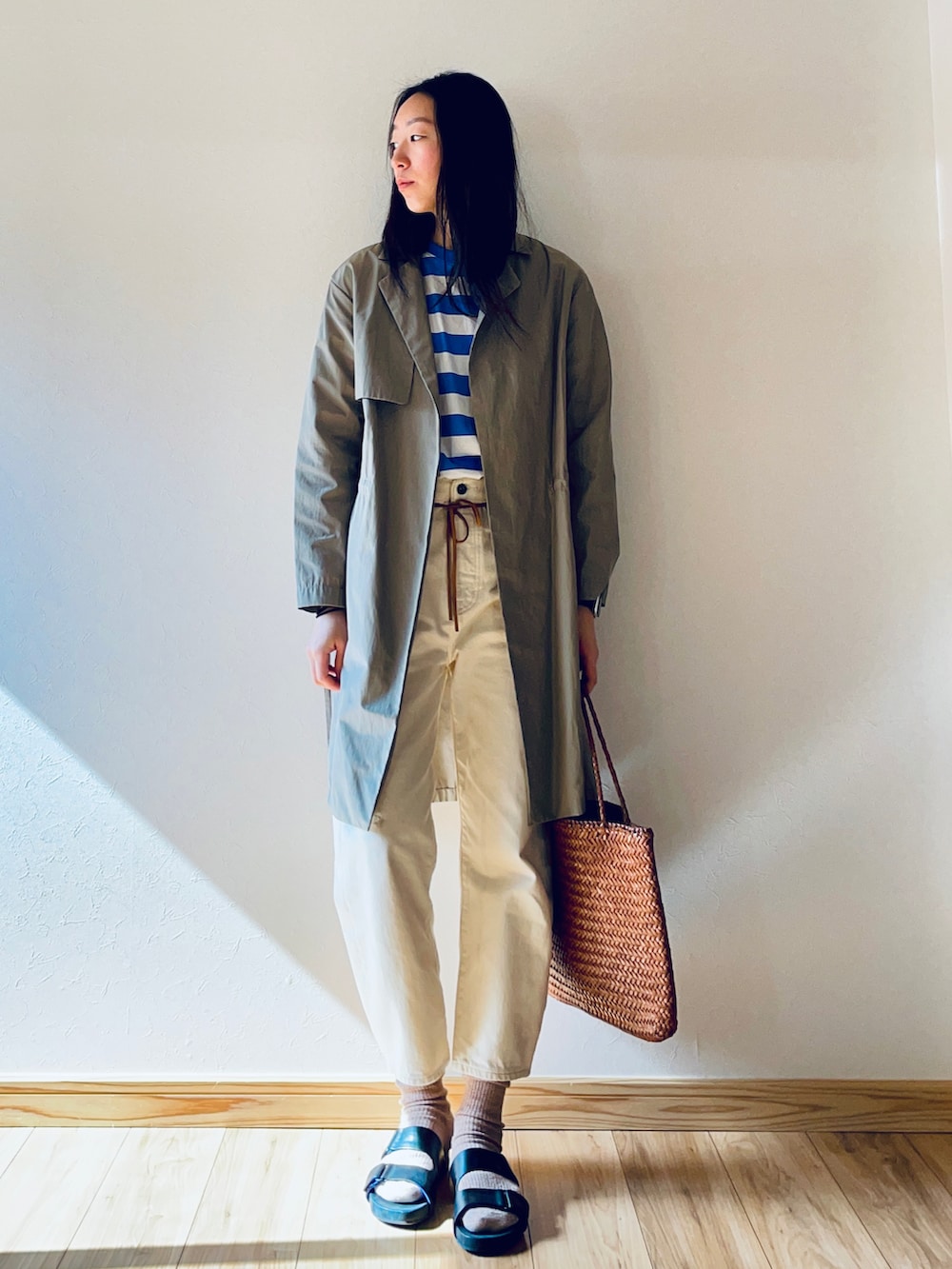 ベージュ系のジャケット/アウター、ブルー系のTシャツ/カットソー、ベージュ系のデニムパンツを着用したレディースの春コーディネートの2枚目の写真