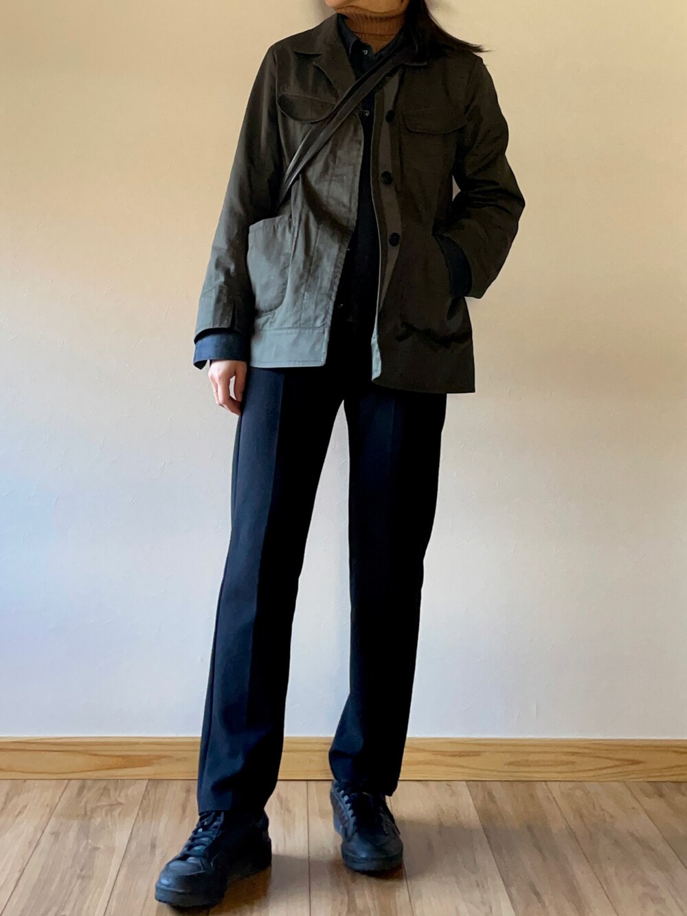 ブラック系のその他パンツ、グリーン系のジャケット/アウター、ブルー系のデニムジャケットを着用したレディースの秋コーディネートの2枚目の写真