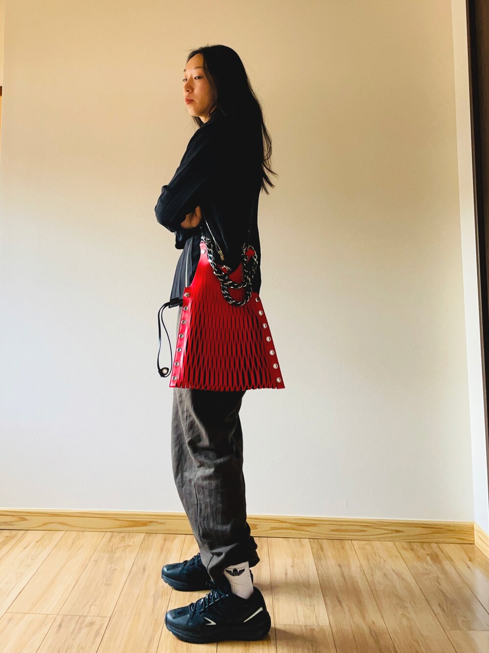 「スウェットパンツ、スウェット、ライダースジャケット、春コーデ、春アウター、はるコーデ、sonia rykiel、赤いバッグ、レッド」｜「AMERICAN RAG CIEのアイテム（ライダースジャケット、ブラック系）」を使った、purpleleafさん（レディース・169cm）の春コーディネートの2枚目の写真