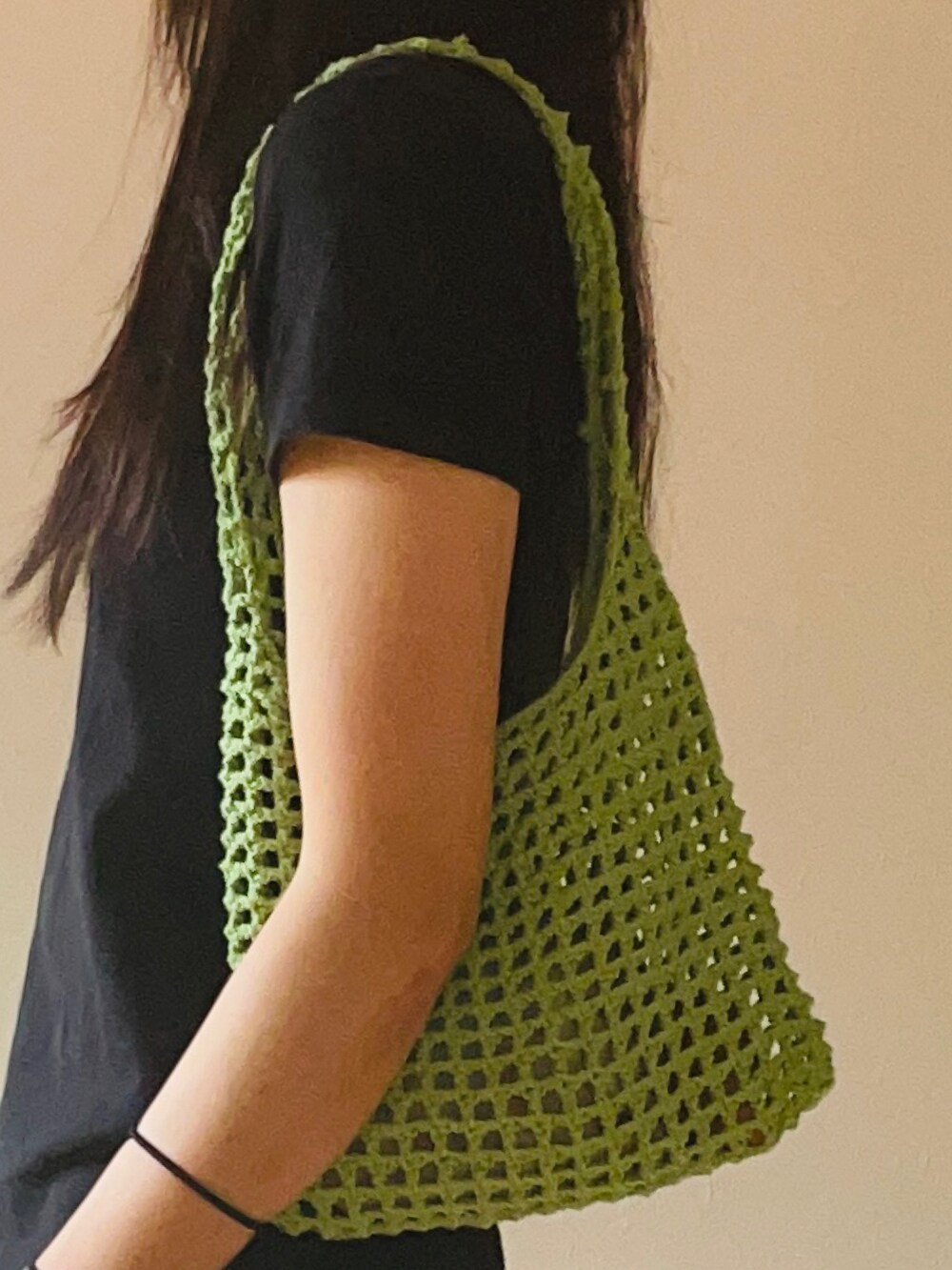 ブラック系のTシャツ/カットソー、グリーン系のショルダーバッグ、ホワイト系のビーチサンダルを着用したレディースの夏コーディネートの3枚目の写真