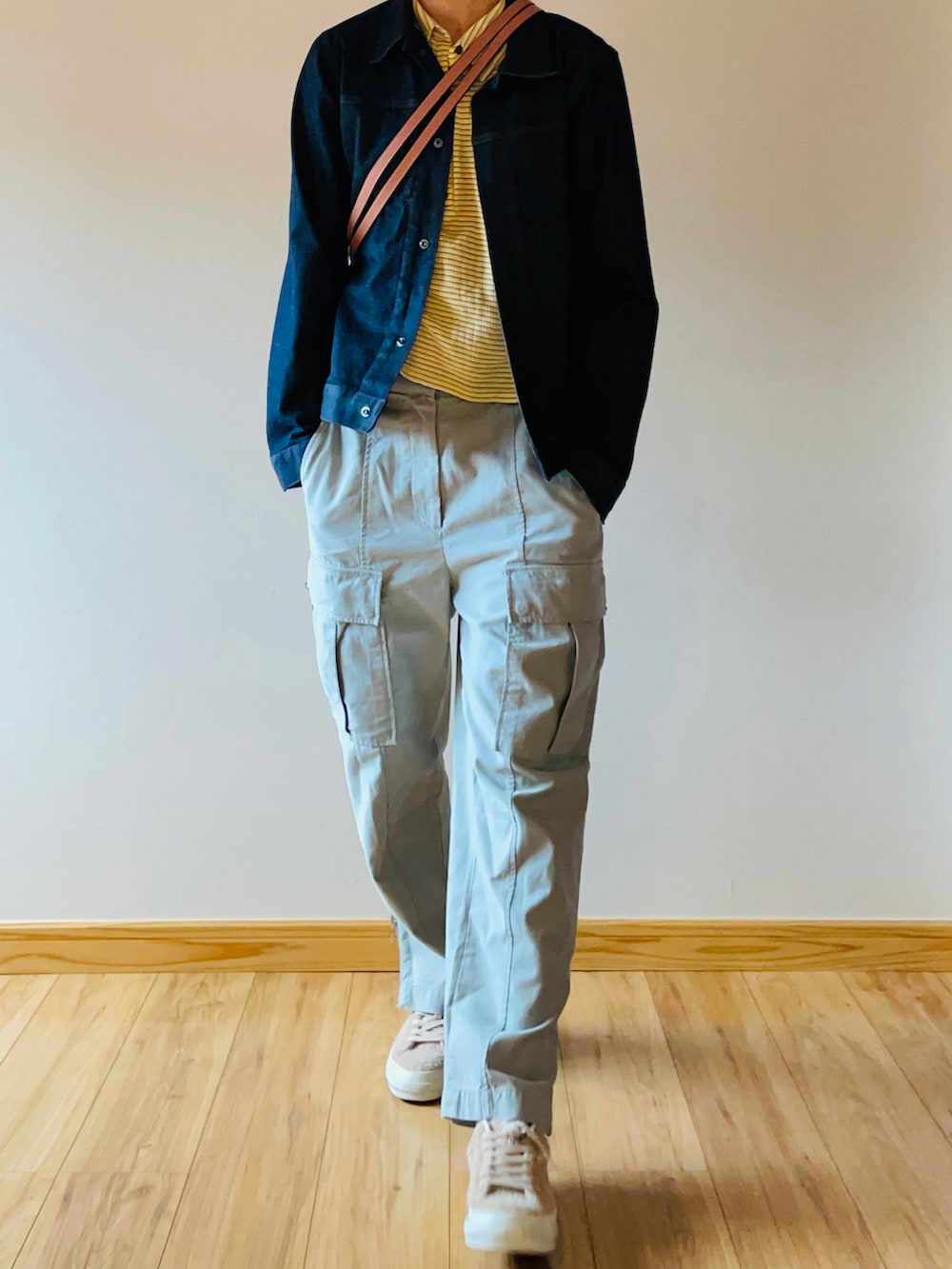 ブルー系のデニムジャケット、イエロー系のTシャツ/カットソー、その他のバッグを着用したレディースの秋コーディネートの4枚目の写真