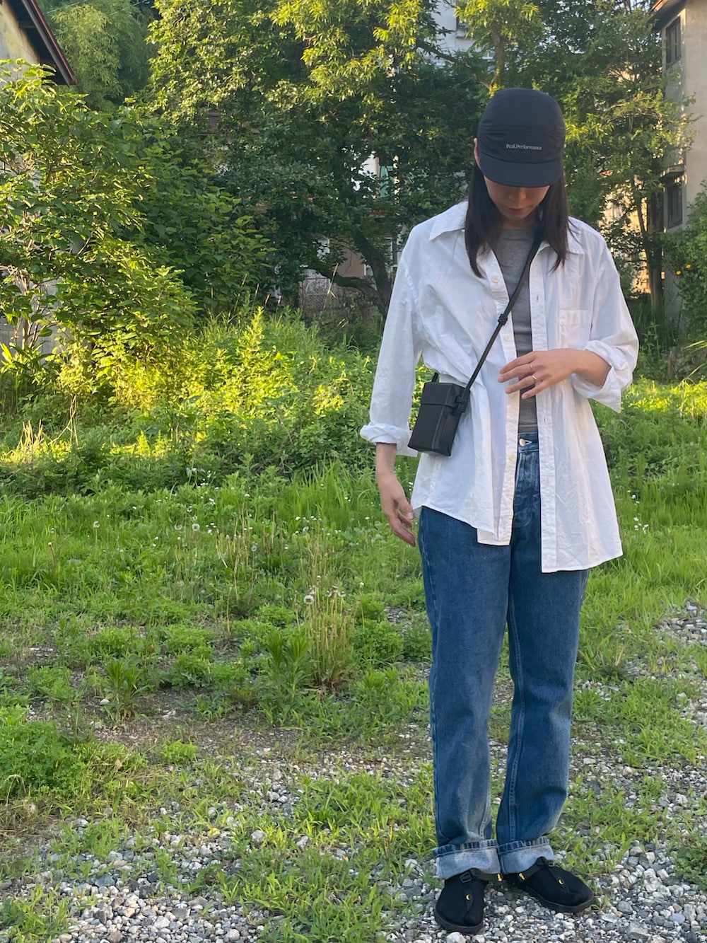 グレー系のTシャツ/カットソー、ブルー系のデニムパンツ、ブラック系のサンダルを着用したレディースの夏コーディネートの2枚目の写真