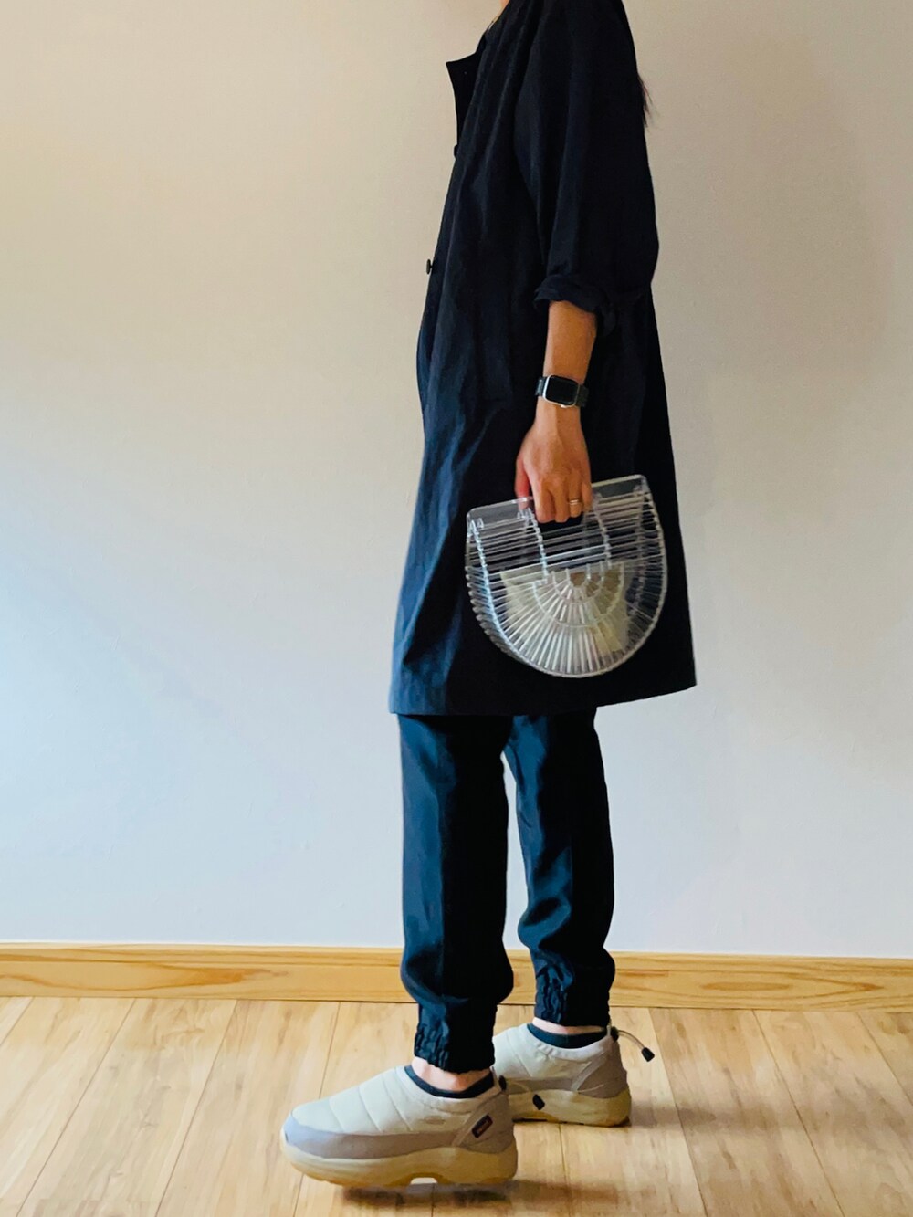 ブルー系のノーカラーコート、グレー系のTシャツ/カットソー、ブラック系のパンツを着用したレディースの秋コーディネートの2枚目の写真