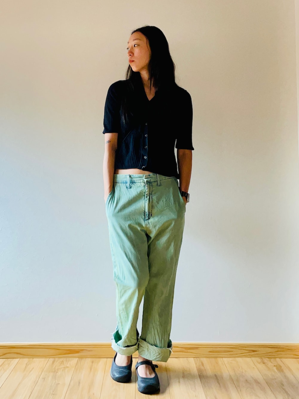 ブルー系のデニムジャケット、ブラック系のカーディガン/ボレロ、グリーン系のデニムパンツを着用したレディースの夏コーディネートの2枚目の写真