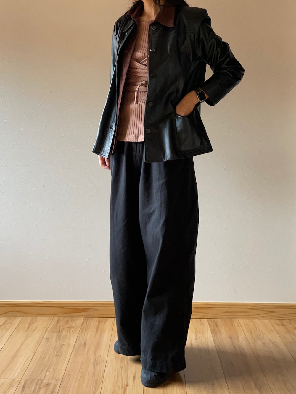 ピンク系のTシャツ/カットソー、ブラック系のチノパンツ、ブラック系のスニーカーを着用したレディースの秋コーディネートの2枚目の写真