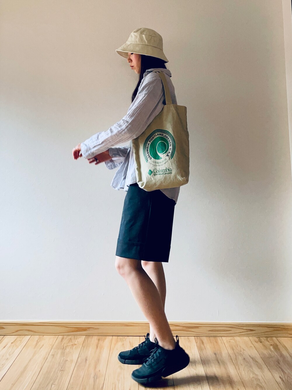 グレー系のシャツ/ブラウス、グレー系のパンツ、ブラック系のスニーカーを着用したレディースの春コーディネートの3枚目の写真