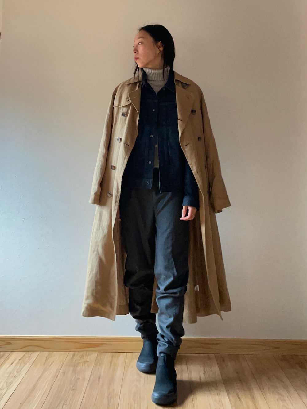 ブラック系のブーツ、ベージュ系のニット/セーター、ベージュ系のトレンチコートを着用したレディースの秋コーディネートの3枚目の写真