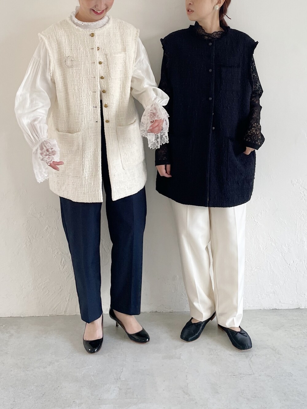 ブラック系のTシャツ/カットソー、ブラック系のベスト、ホワイト系のパンツを着用したレディースの春コーディネートの4枚目の写真