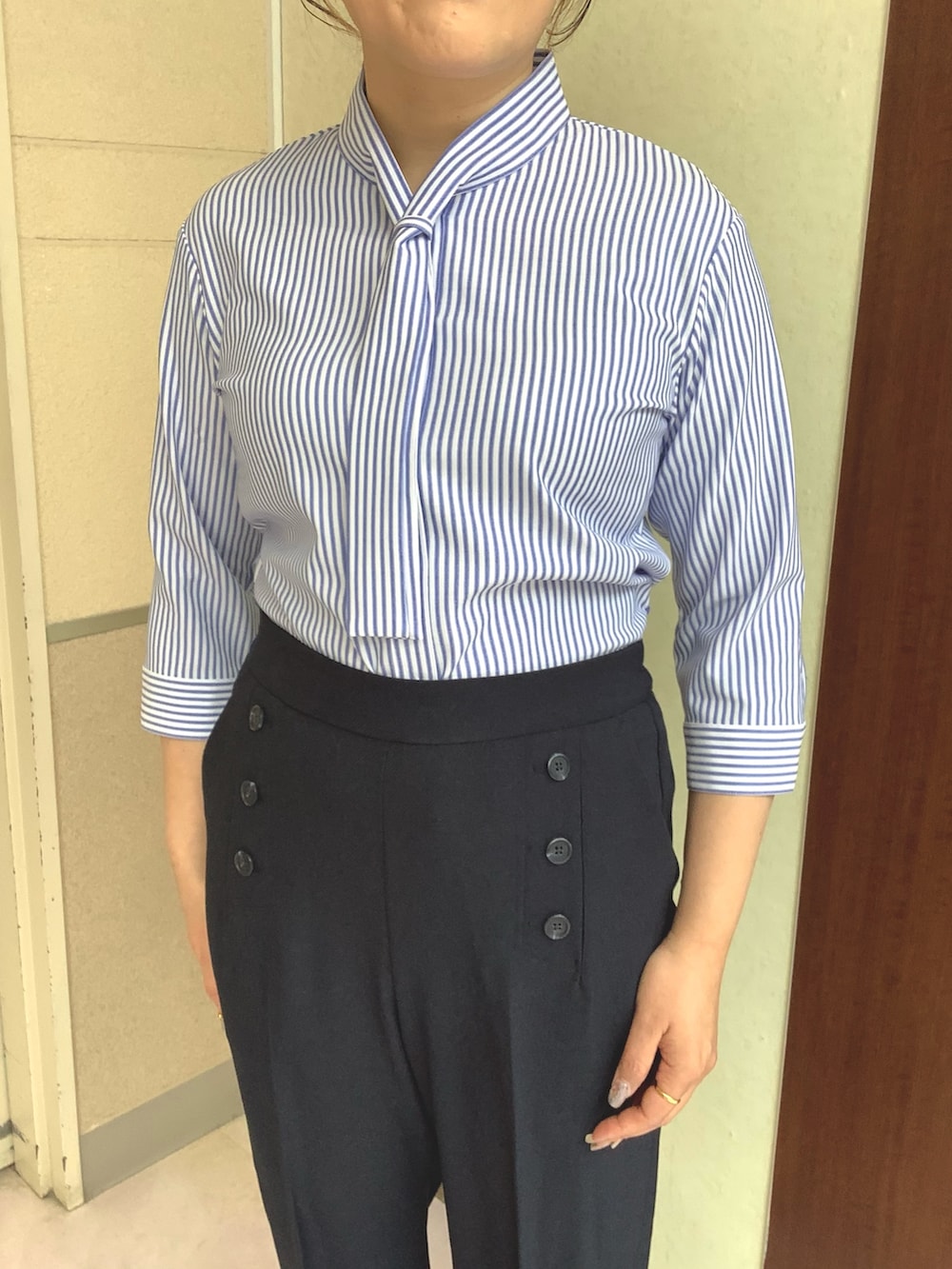 ブルー系のシャツ/ブラウス、ブルー系のスラックスを着用したレディースの冬コーディネートの2枚目の写真