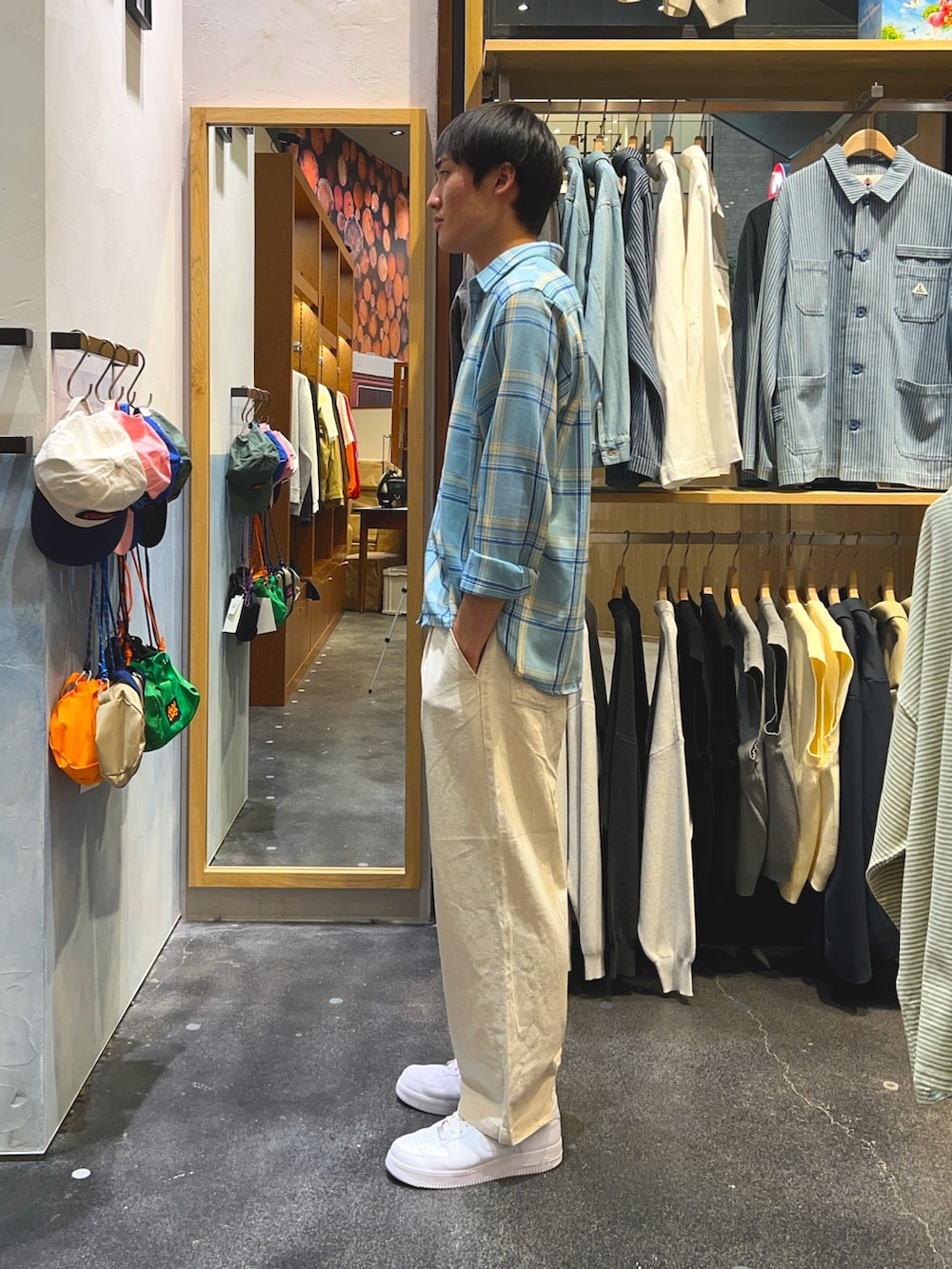 「夏服、春服、キレイめカジュアル、オトナカジュアル、おでかけコーデ、メンズコーデ、夏コーデ、チェックシャツ、リラックススタイル、ラフ、シャツ、シャツスタイル、シャツコーデ、パンツ、ワイドパンツ」｜「CIAOPANIC TYPYの【ユニセックス】バスケット編みメッシュチェックシャツ（シャツ/ブラウス、ブルー系）」を使った、yoshimitsu6さん（メンズ・181cm）の春コーディネートの2枚目の写真