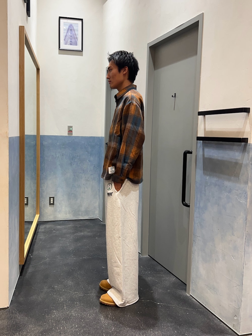 オレンジ系のシャツ/ブラウス、グレー系のスウェットパンツを着用したメンズの秋コーディネートの2枚目の写真