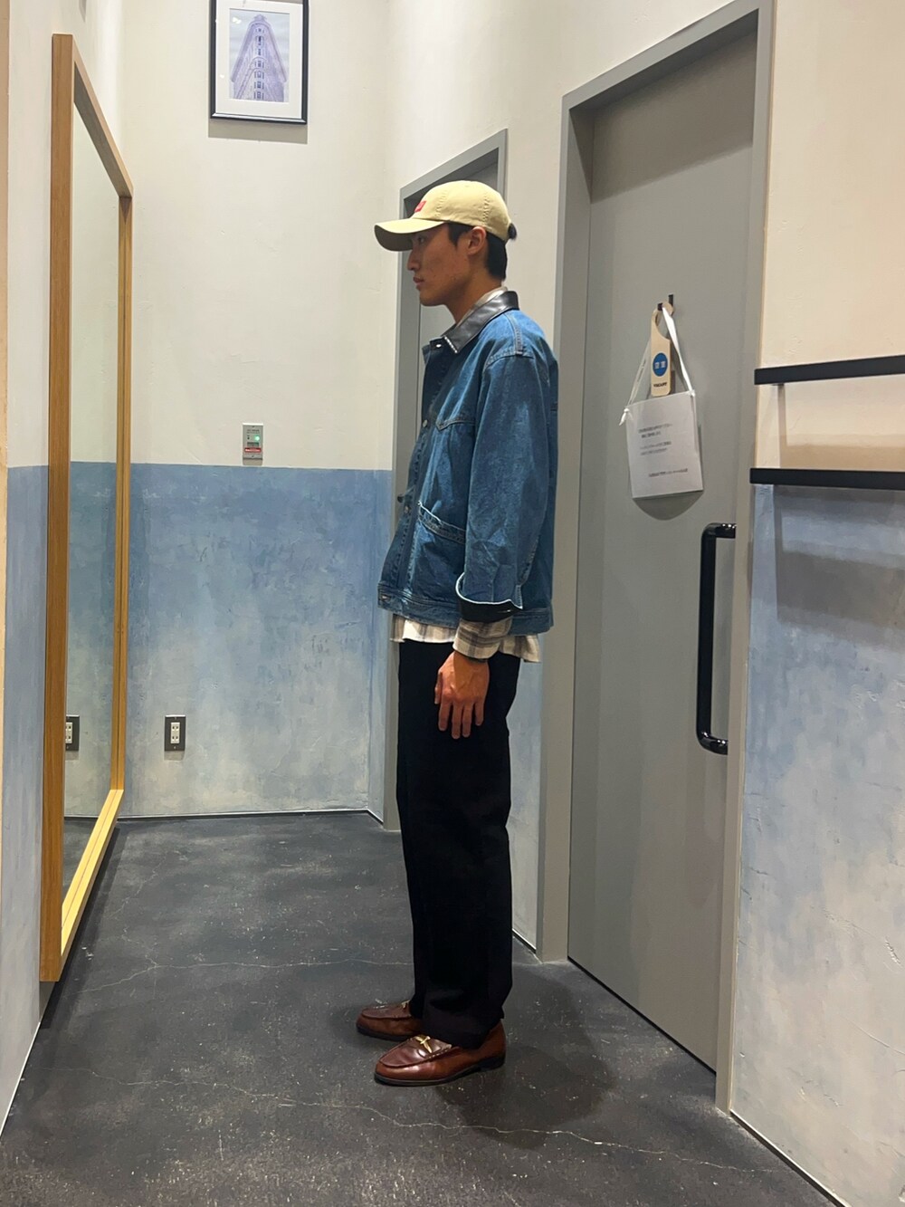 ブルー系のデニムジャケット、ホワイト系のシャツ/ブラウス、ブラック系のその他パンツを着用したメンズの秋コーディネートの2枚目の写真