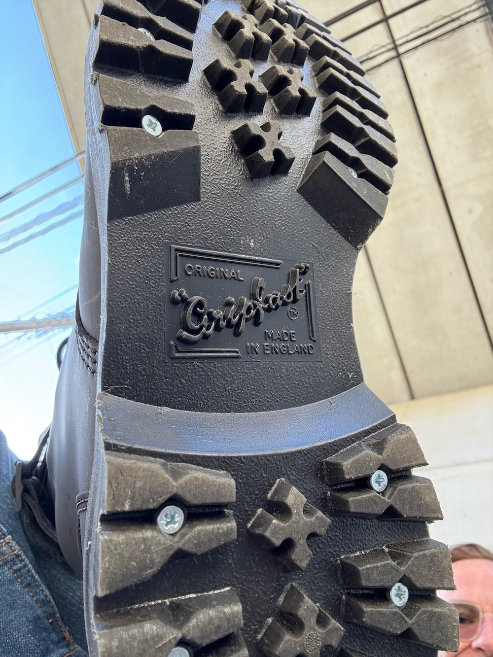 ブルー系のデニムパンツ、グリーン系のMA-1、ブラック系のニット/セーターを着用したメンズの冬コーディネートの5枚目の写真