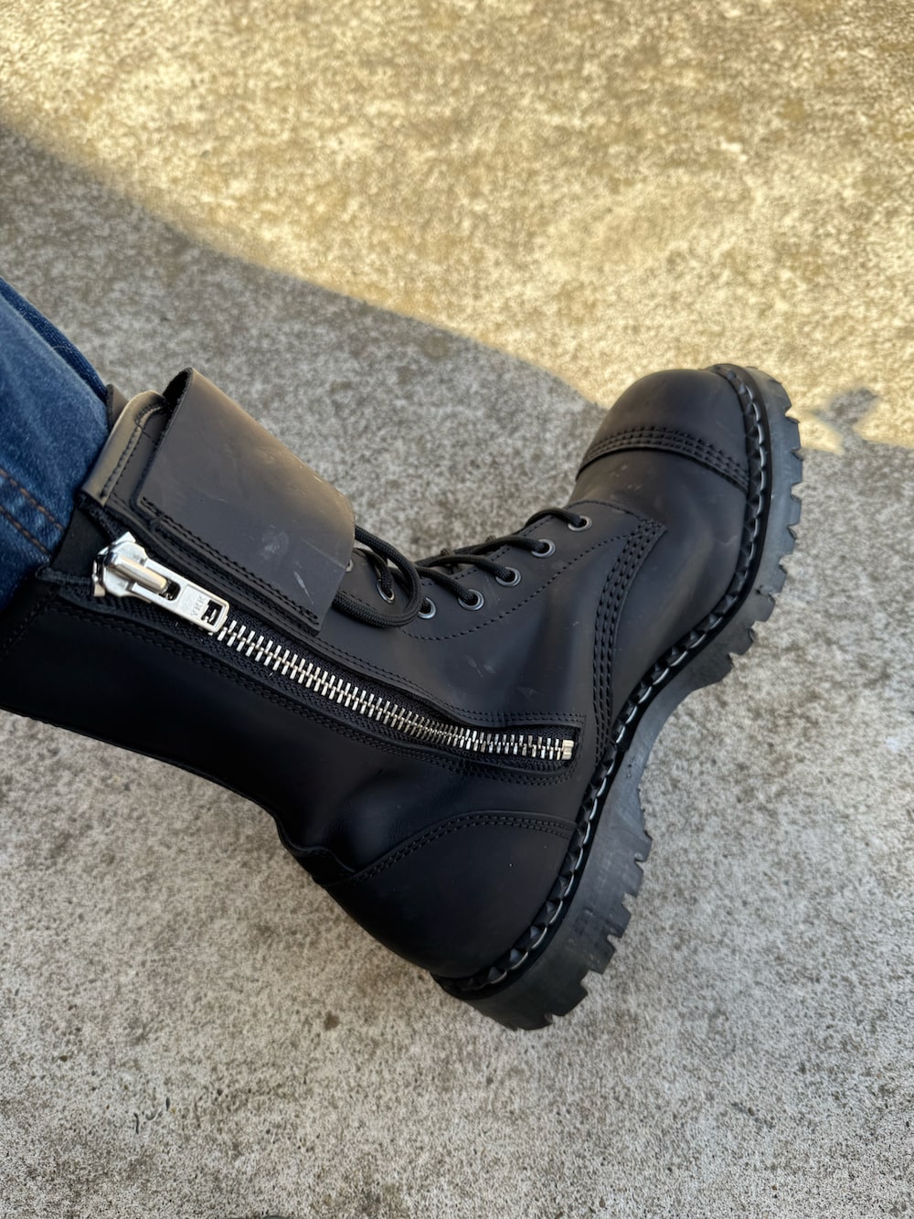 ブルー系のデニムパンツ、グリーン系のMA-1、ブラック系のニット/セーターを着用したメンズの冬コーディネートの3枚目の写真