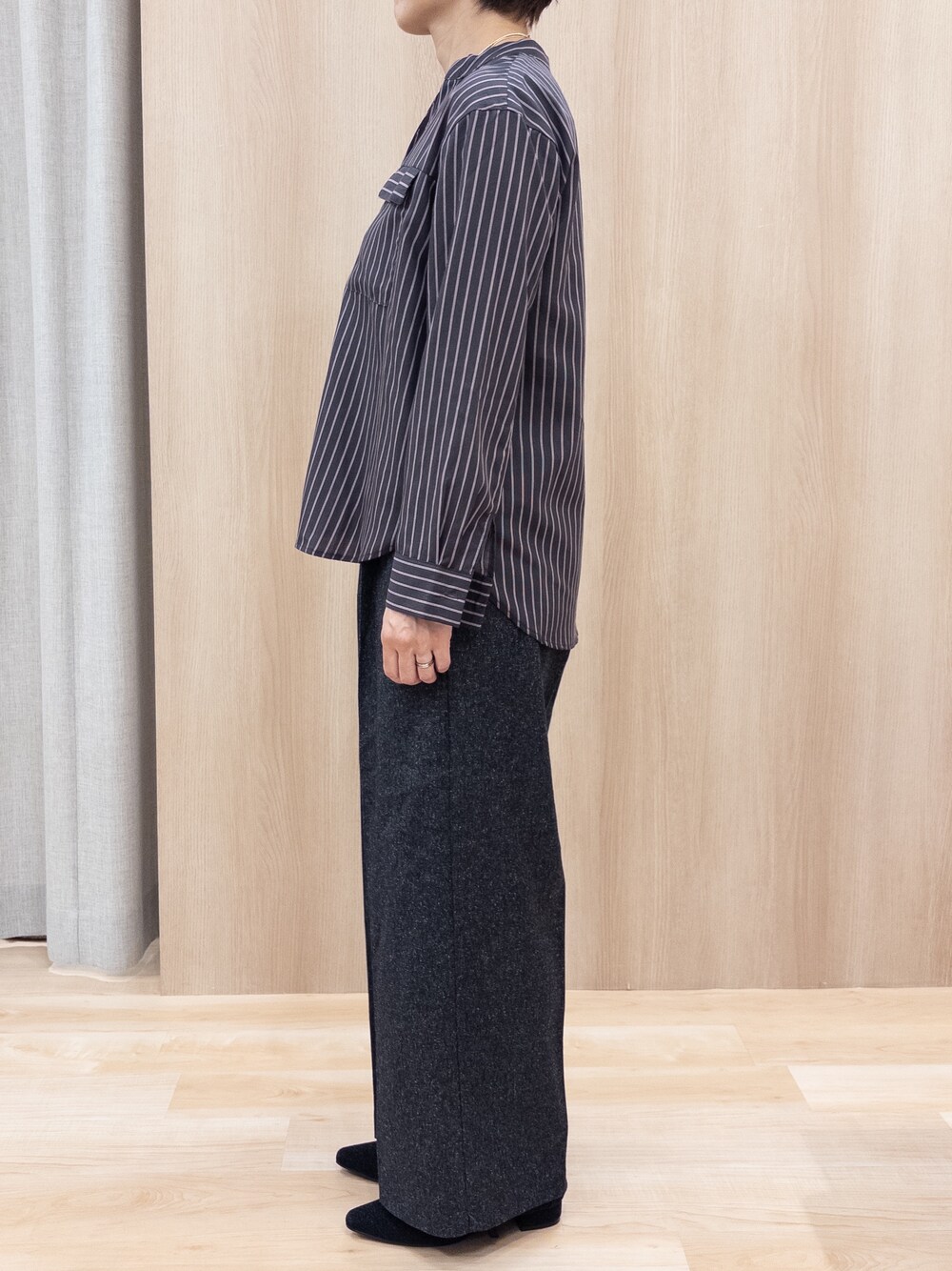 ブルー系のシャツ/ブラウス、レッド系のショルダーバッグ、ゴールド系のネックレスを着用したレディースの秋コーディネートの5枚目の写真