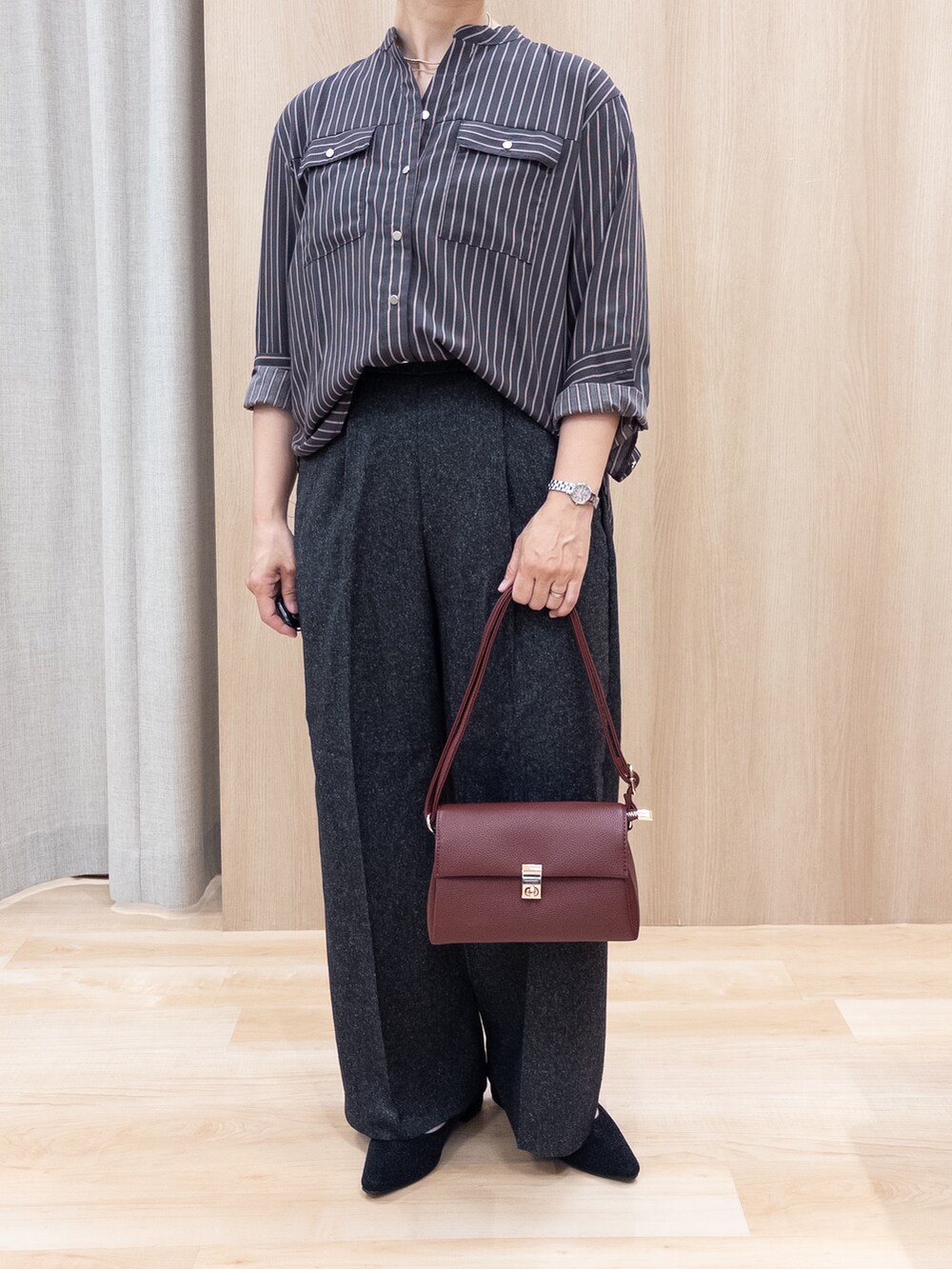 ブルー系のシャツ/ブラウス、レッド系のショルダーバッグ、ゴールド系のネックレスを着用したレディースの秋コーディネートの7枚目の写真