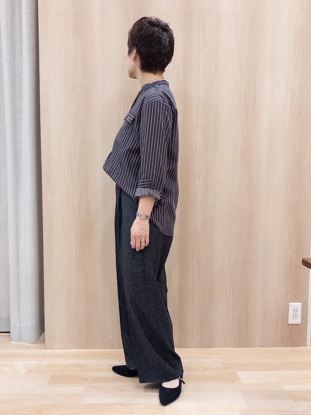 ブルー系のシャツ/ブラウス、レッド系のショルダーバッグ、ゴールド系のネックレスを着用したレディースの秋コーディネートの2枚目の写真