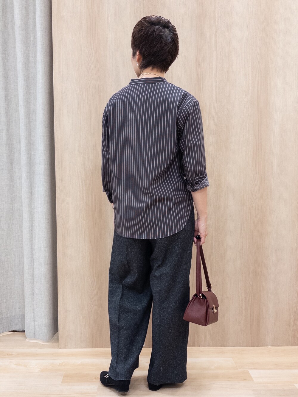 ブルー系のシャツ/ブラウス、レッド系のショルダーバッグ、ゴールド系のネックレスを着用したレディースの秋コーディネートの3枚目の写真