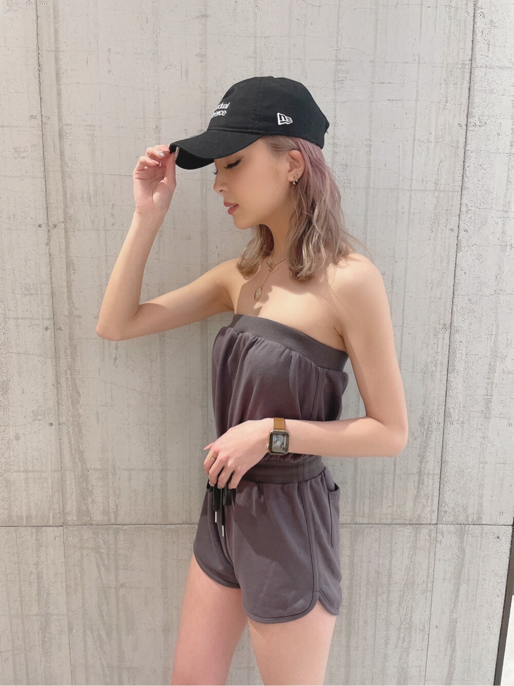 グレー系のつなぎ/オールインワン、ブラック系のキャップを着用したレディースの春コーディネートの3枚目の写真