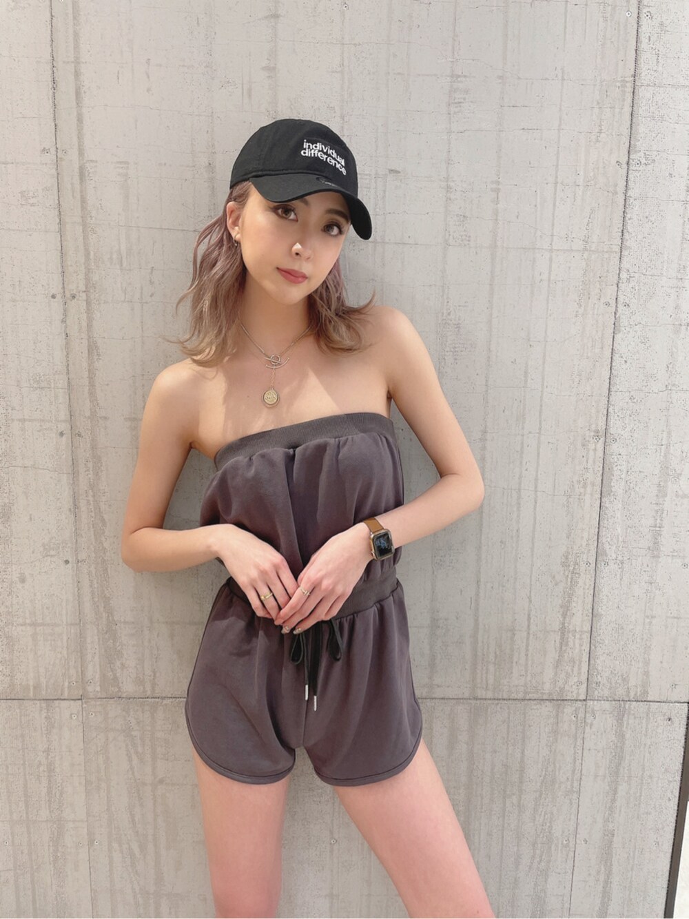 グレー系のつなぎ/オールインワン、ブラック系のキャップを着用したレディースの春コーディネートの4枚目の写真